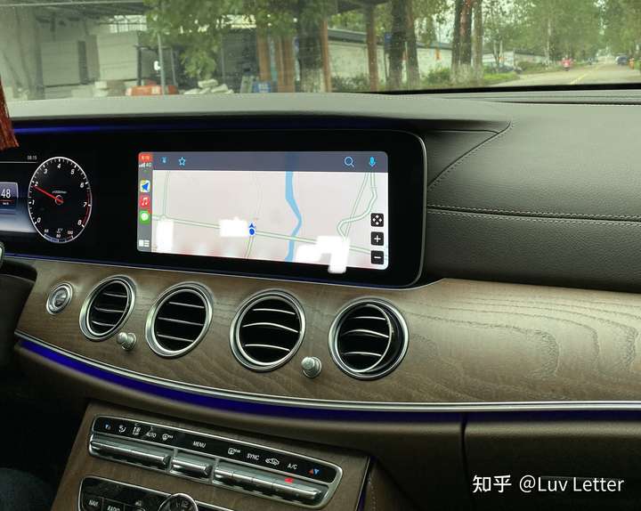 奔驰s级的 carplay, 使用变速器旁边的触控板操作