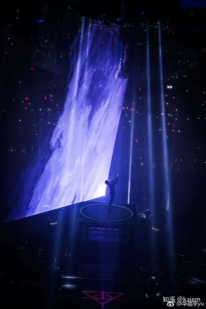 华晨宇 每场演唱会近30首,首首高质量,乐队是国内顶尖配置,歌手唱功