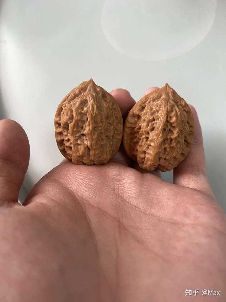大汗手,而且核桃皮质比较薄,或者您愿意花很长时间去把这对儿核桃盘红