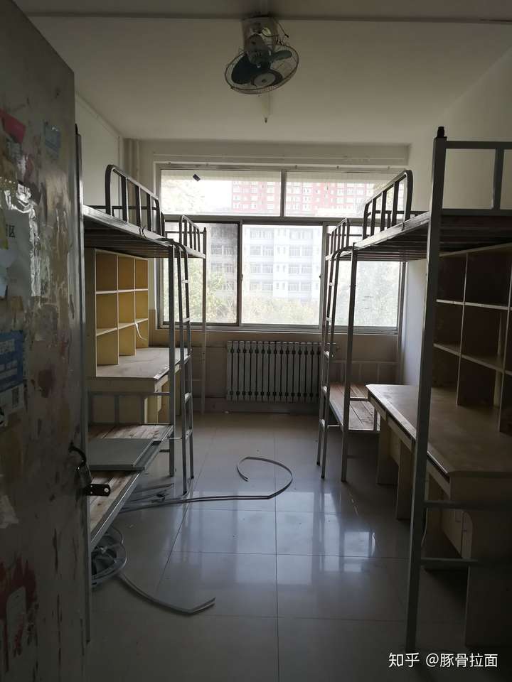 济南大学的宿舍条件如何?校区内有哪些生活设施?