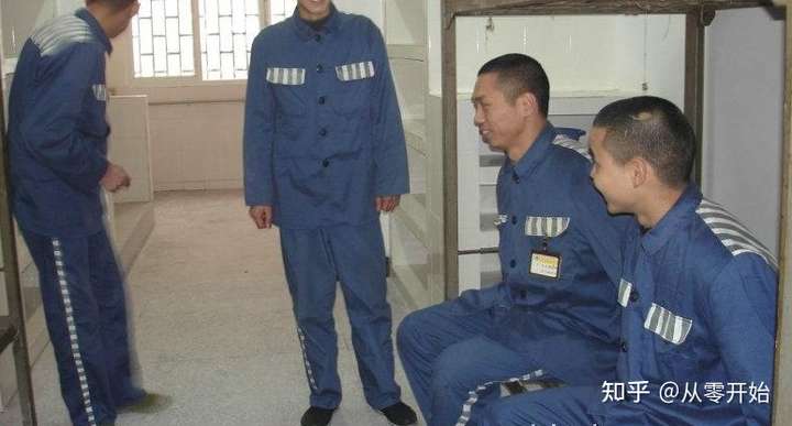 监狱里面都是统一的服装,而且是每个服刑人员都必须穿囚服,不可能有