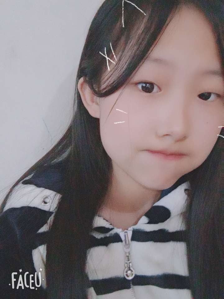有戴眼镜留刘海还长得很好看的女孩子吗?
