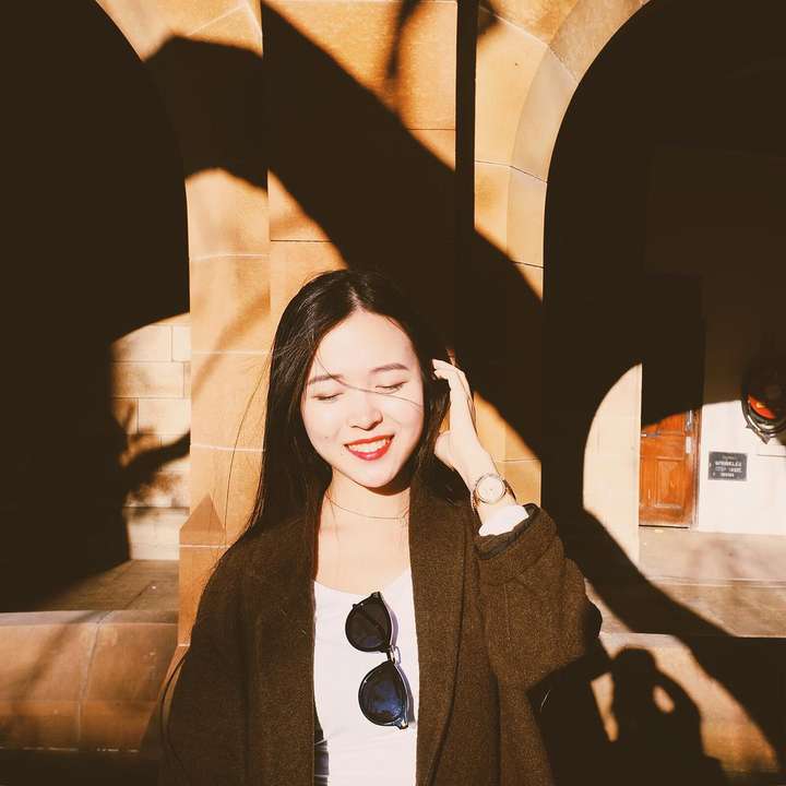 如何快速教会一个不会拍照的人给自己拍一张满意的旅游照片?