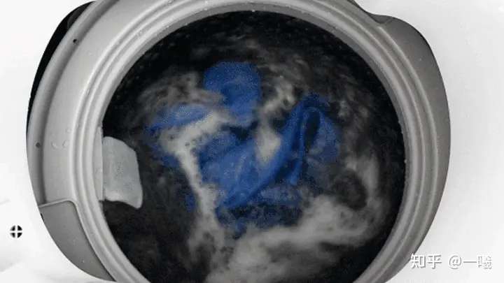 洗衣机就是通过衣物在水中来回旋转摩擦,模拟的就是我们用手搓洗衣服