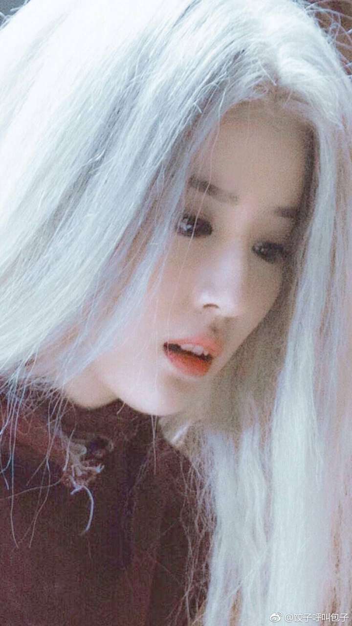 她的几张银发照片,真的好美啊,刚好最近在看大主宰,渃璃的真人版吧,这