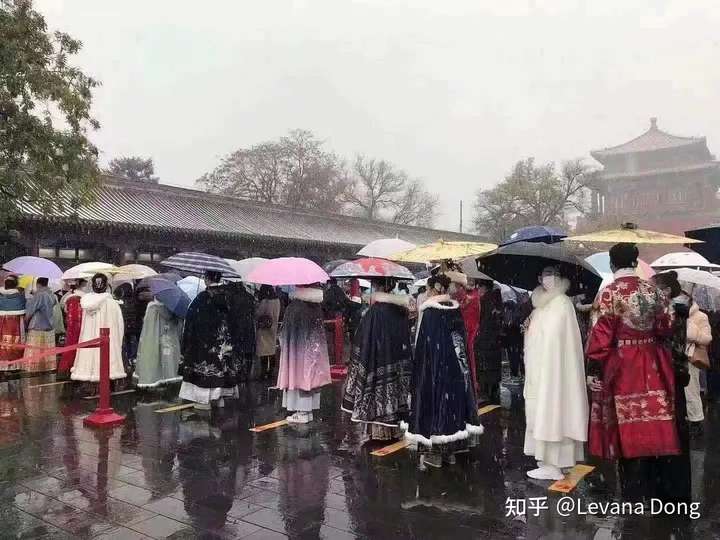 过一阵子去北京旅行想穿汉服去故宫,妈妈认为这样「有