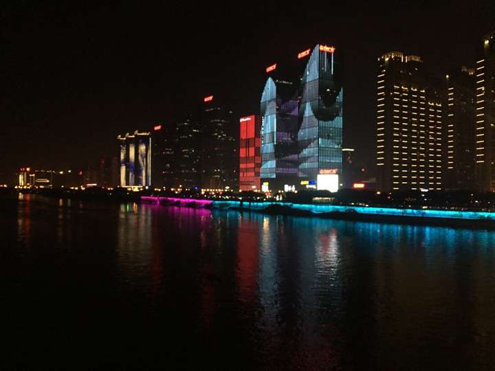周末在橘子洲散步 看长沙的夜景