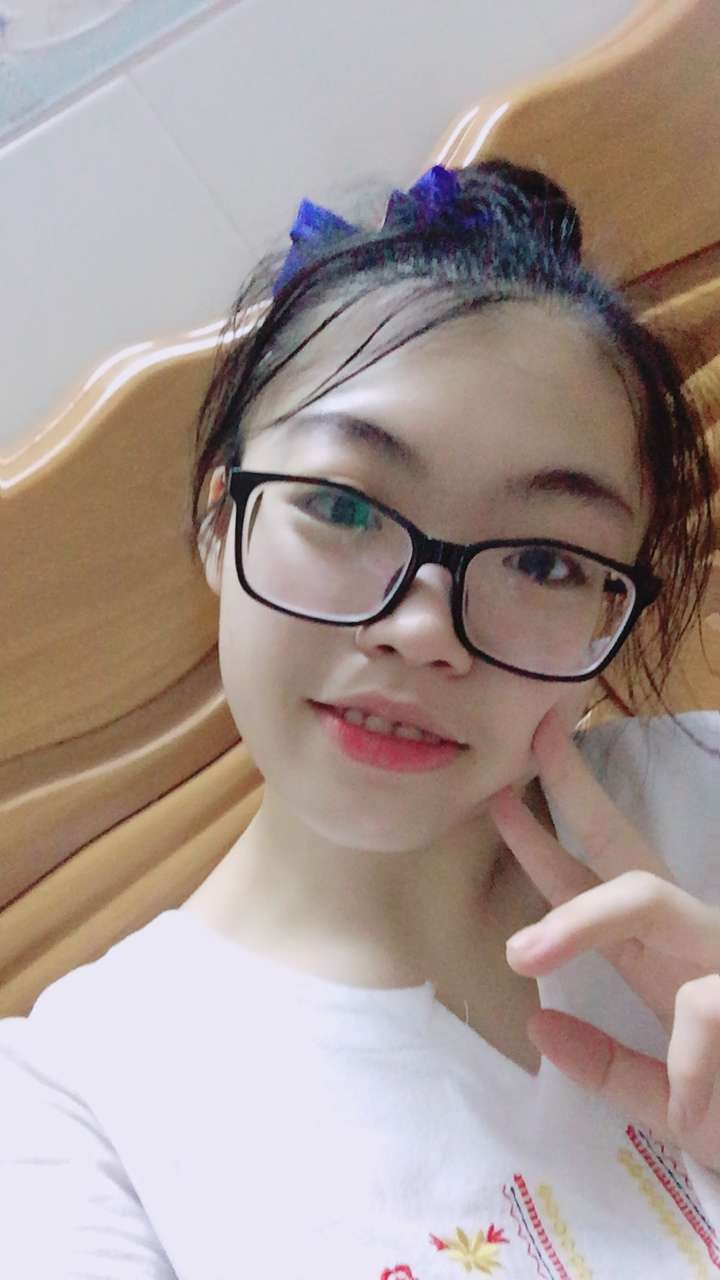 嗯,从初三开始到现在,永远是全班最白的. 请对比墙和脸的颜色,谢谢