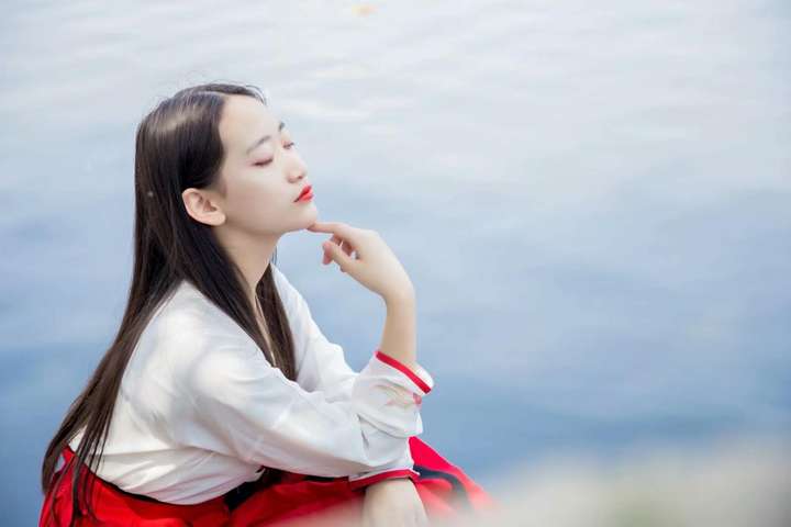 中小场景,人物左右靠,这种方法呢叫做留白,一般都是人物面向所在留白
