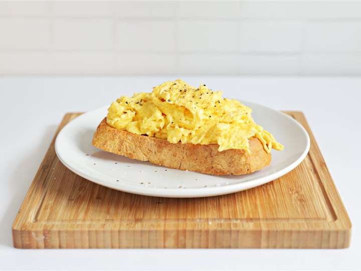 最经典,而且也最简单的西式鸡蛋做法就是—— 美式炒蛋 了,也就是大家
