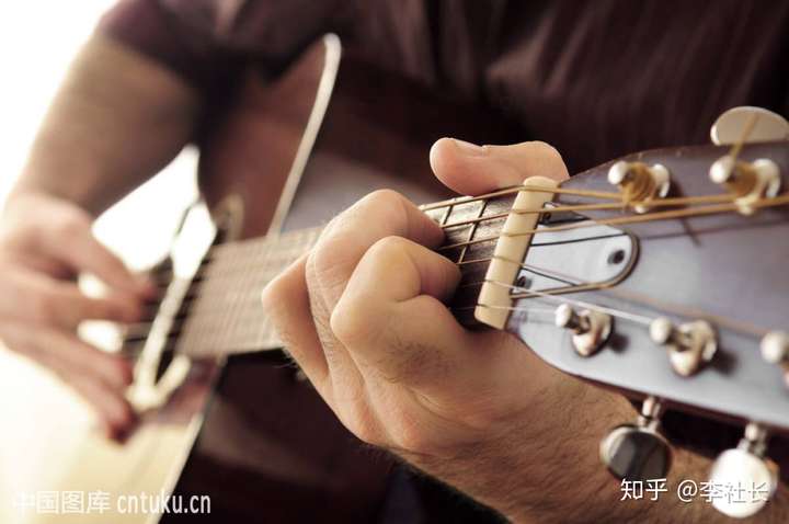 到底能不能根据你的吉他手型去判断你弹吉他的类别 比如指弹还是弹唱?