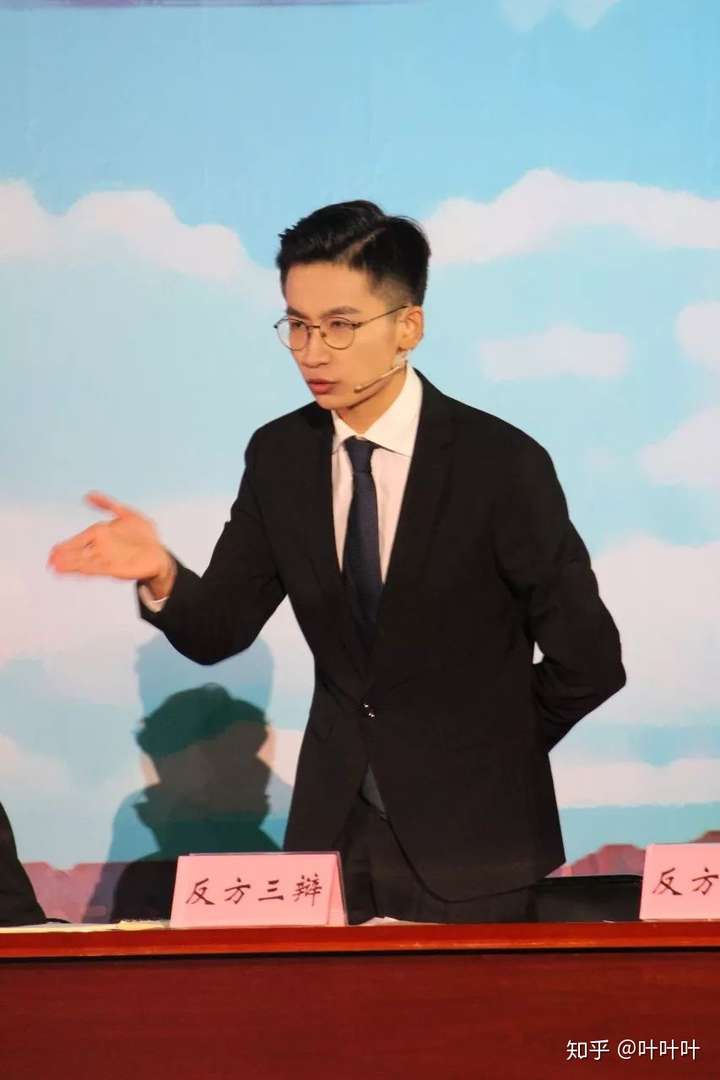 辩论新传院队 一辩姐姐也好看,再来一张 2019金秋辩论经管一辩张依然