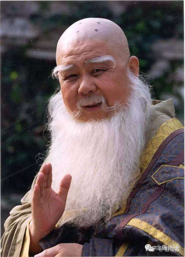 那我们来看看通常庙宇里面的塑像: 再来看看电视剧里
