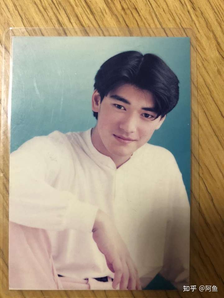 金城武,小学的时候第一次看他的照片,就简简单单的白t都很帅.