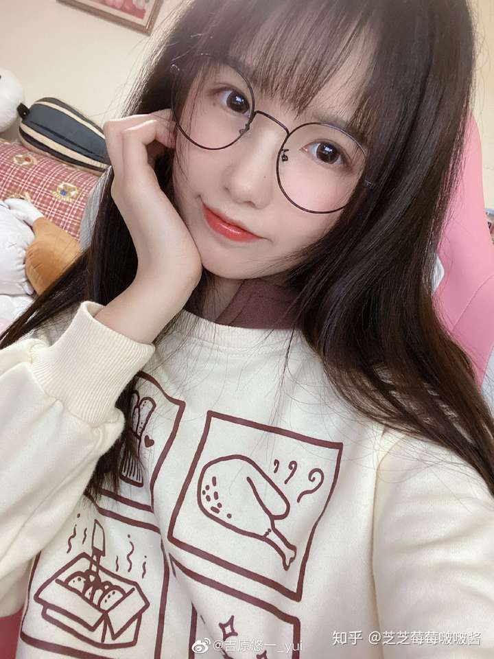 有戴眼镜留刘海还长得很好看的女孩子吗?