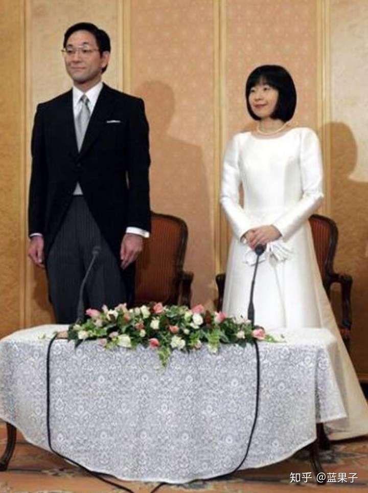 2005年,婚约发表记者会,左为未婚夫黑田庆树