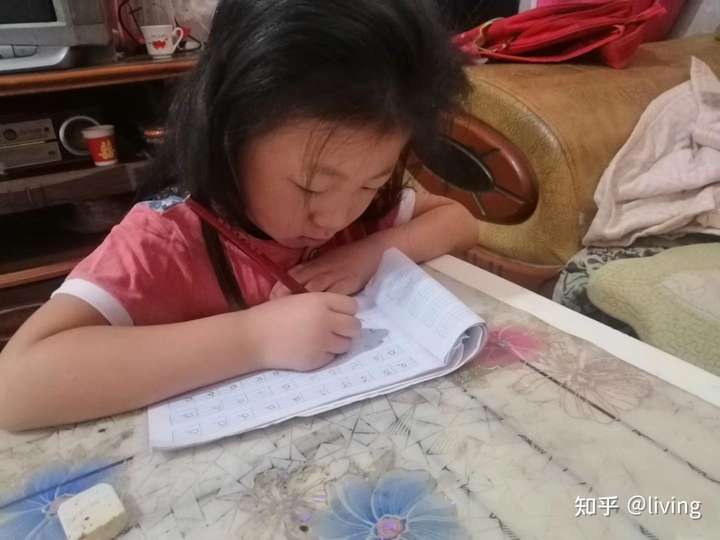 ps 附一张马上要上学了,才爬起来写作业的照片