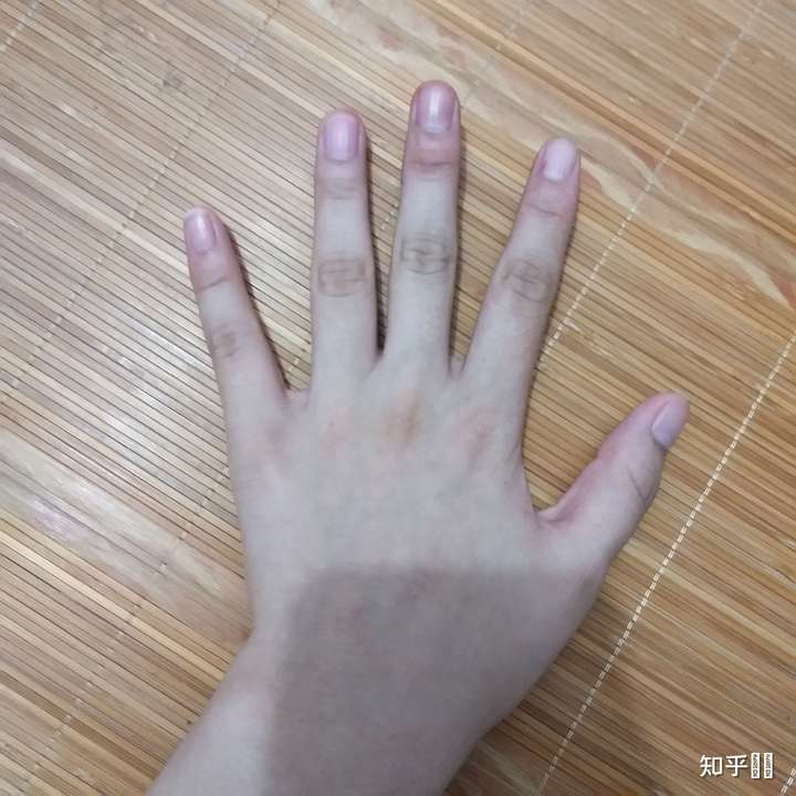 这是手掌的样子 掌纹特乱 整个手掌还红