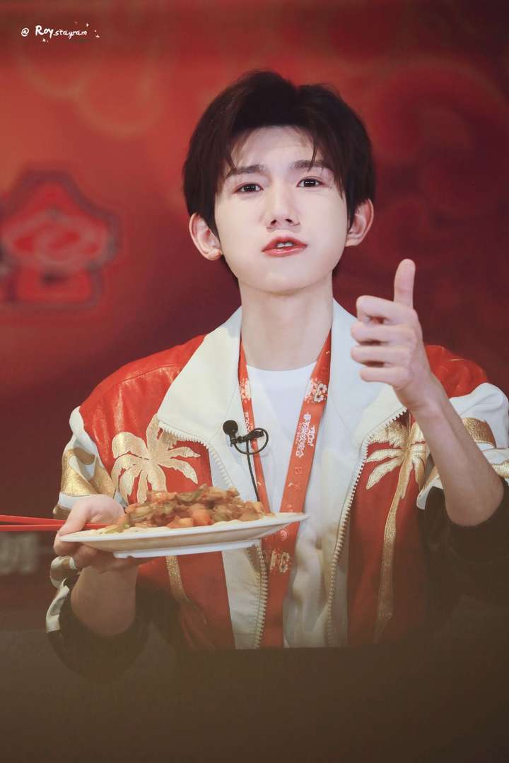 2021年王源的照片,王源2021年跨年照片 如何看待王源成为2021年北京春晚代言人?