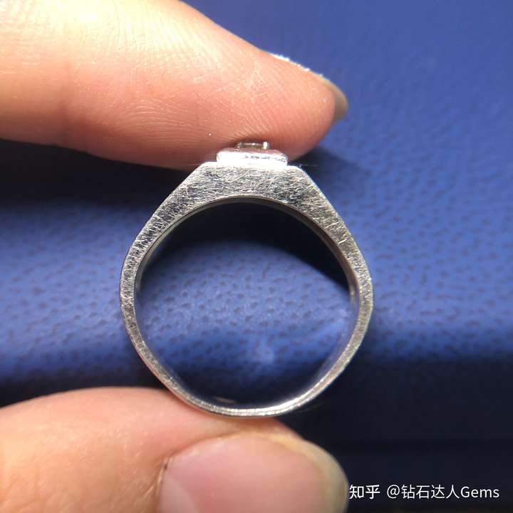 问题就是很多消费者说18k金的会变黄,这个主要是戒指底下部分经常磨损