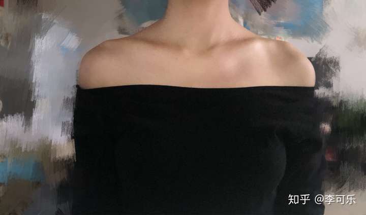 每个人的锁骨都是有天生的一个弧度如果通过图片上的姿势强制形锻炼由