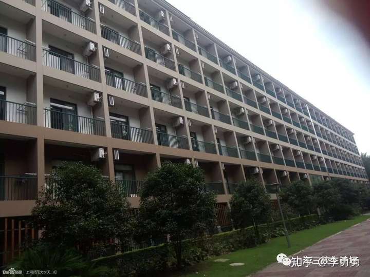 上海师范大学天华学院的宿舍条件如何?校区内有哪些生活设施?