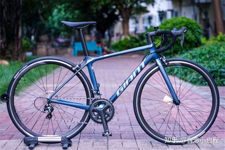 捷安特tcr2021款,捷安特tcrsl22021款 捷安特公路车有三种 长途耐力走烂路的defy 爬坡起伏综合路的tcr