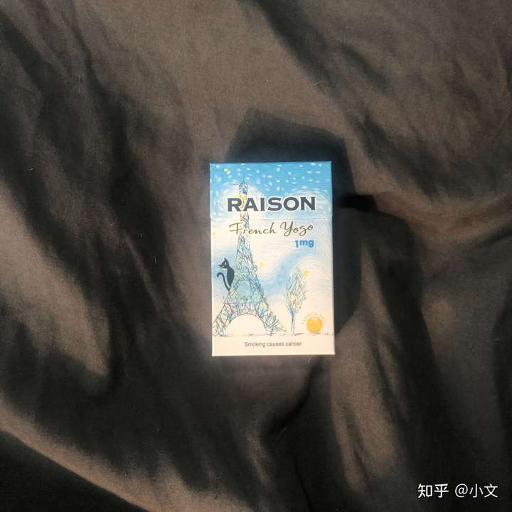 铁塔猫酸奶 酸甜而不腻 烟盒蓝色满满的文艺风 拆开玻璃纸可以闻到