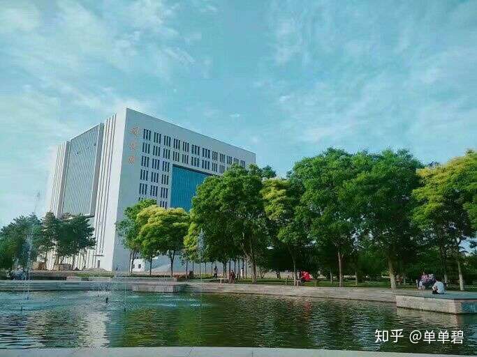 陇东学院的图书馆或教室环境如何?是否适合上自习?