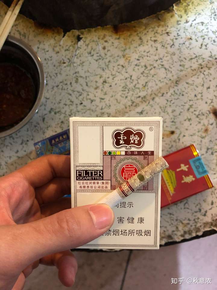 贵烟的国酒香30年,里面有烟弹,捏碎了有浓浓的酒香,就像广告词一样