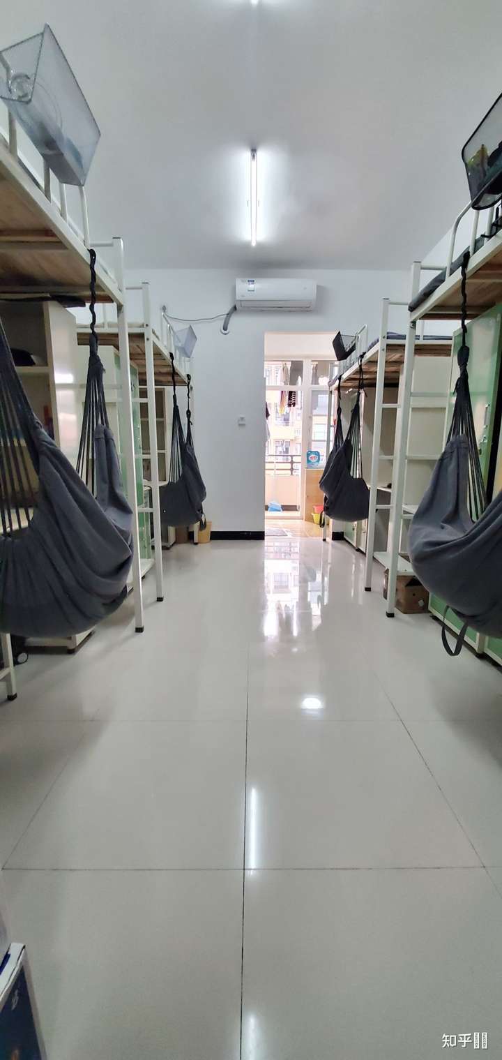 武汉纺织大学外经贸学院的宿舍条件如何?校区内有哪些