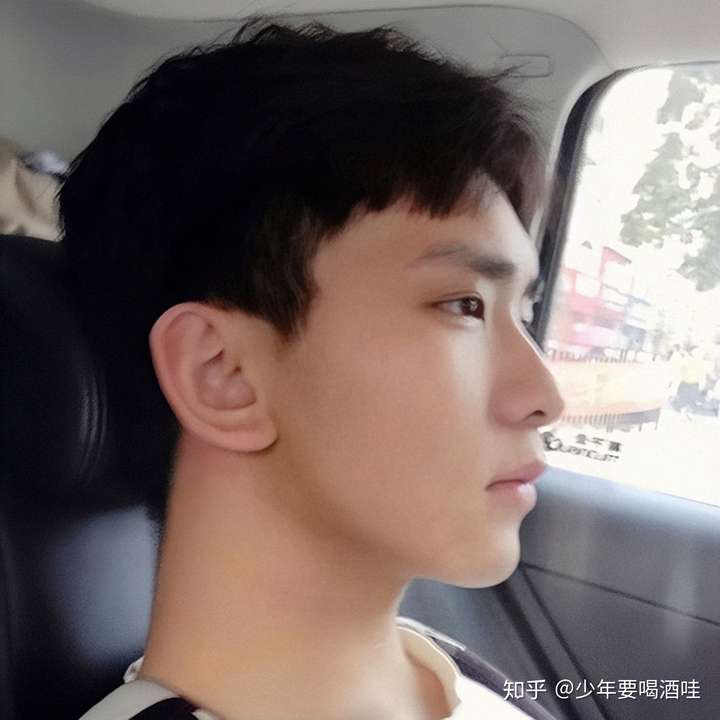 男生刚上初一的时候就有很多初二初三的学姐找他要微信(不是照片这个