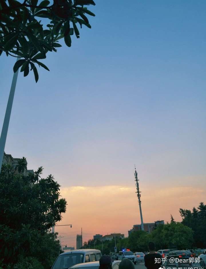 夏天晴朗天气太阳透过云层清晰的光线