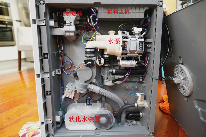 可看到洗碗机底部主要由进,排水水泵,软化水装置,加热器和控制主板