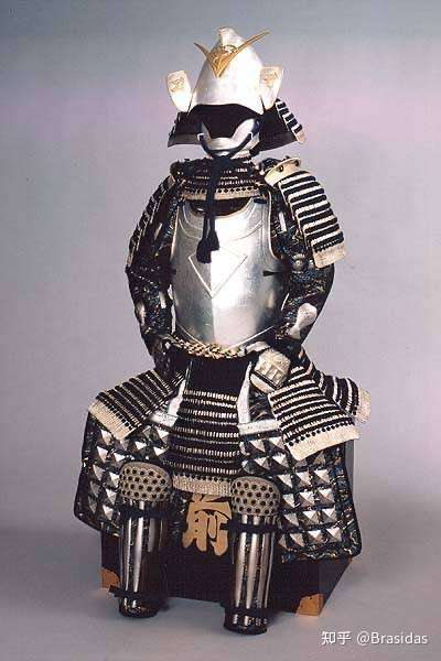 为啥一些日本盔甲保护肩膀与大臂的地方没有弧度无法保护胳膊的前面与