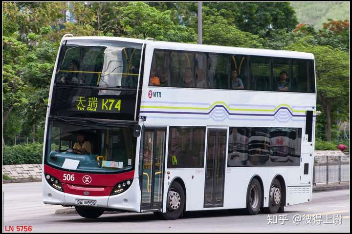 比如说我每天上学,坐7:30的双层巴士,是可以上满人,甚至一辆车上不一