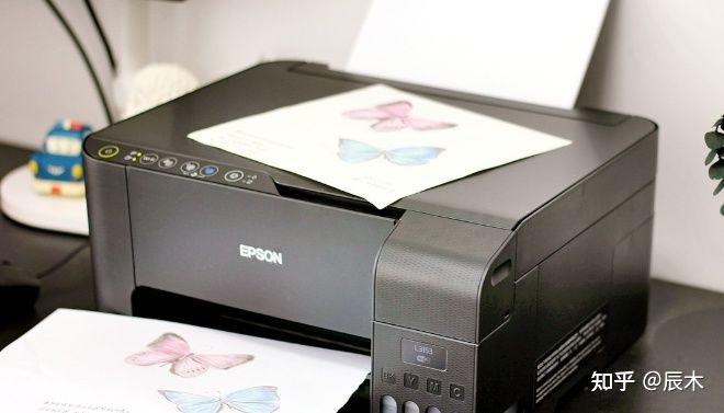 爱普生家用四色打印机的型号都是以l开头,后面跟着四位数字,通常数字