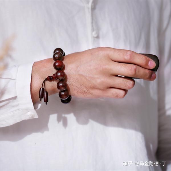 为什么有些中年大叔喜欢手上带个类似于佛珠的手环?
