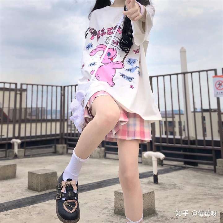 有什么可以搭jk制服/格裙的上衣t恤吗?
