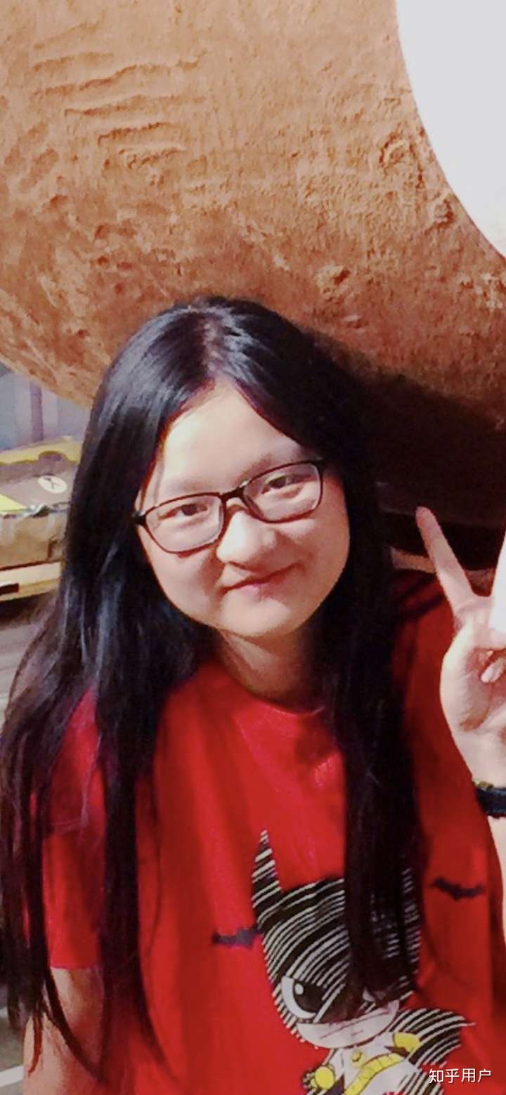 可是 我并不胖 但是我脸上的肉可以跟140斤的女孩媲美 笑起来真的丑爆