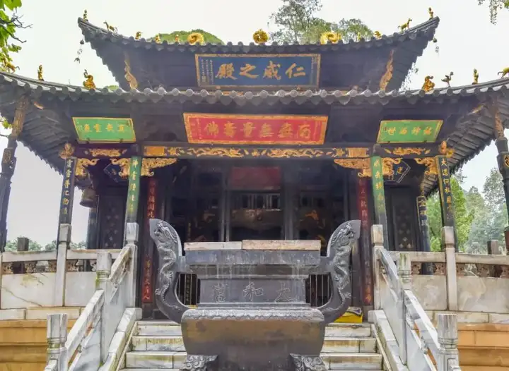 昆明金殿是中国现存最大保存最完好的古铜殿,其背后有
