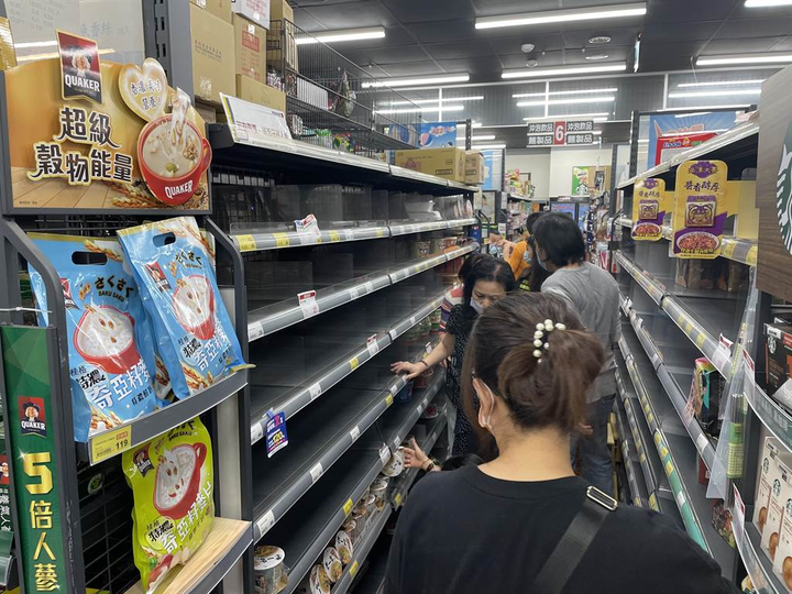 对于台湾超市 纸巾,泡面被抢购一空,甚至避孕套也被抢空有何看法?