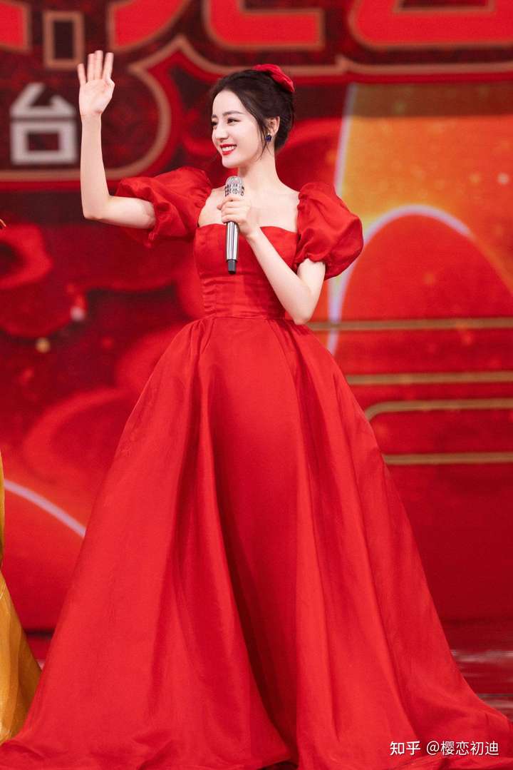 2021牛年春晚迪丽热巴的衣服造型,你有何看法?
