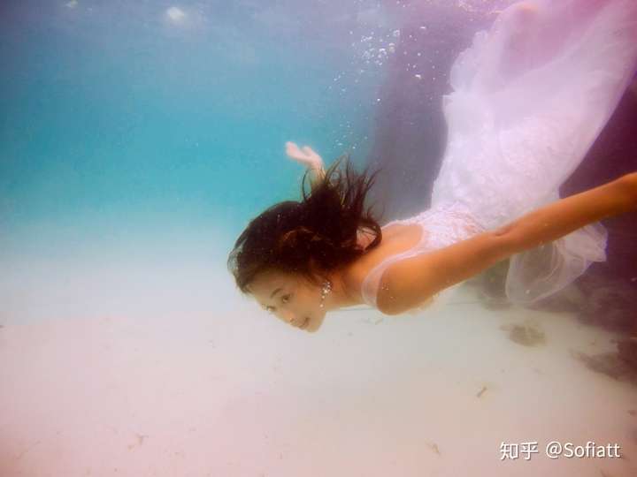 必须是轻婚纱否则长长的婚纱在水里搅在一起没法踩水你就等着溺水