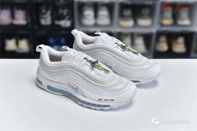 这双鞋来自nike和 air max97联名合作,鞋身上有时间的标志"mt.