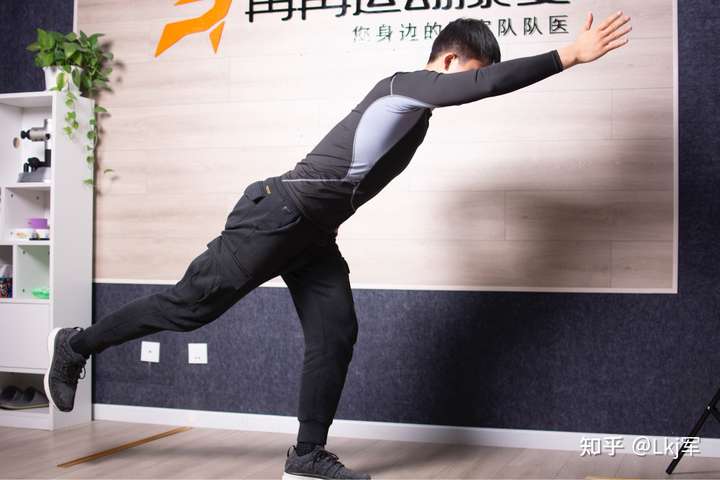 屈膝踩踏板    建议小腿深面肌肉注意是屈膝位   60秒  一共3组