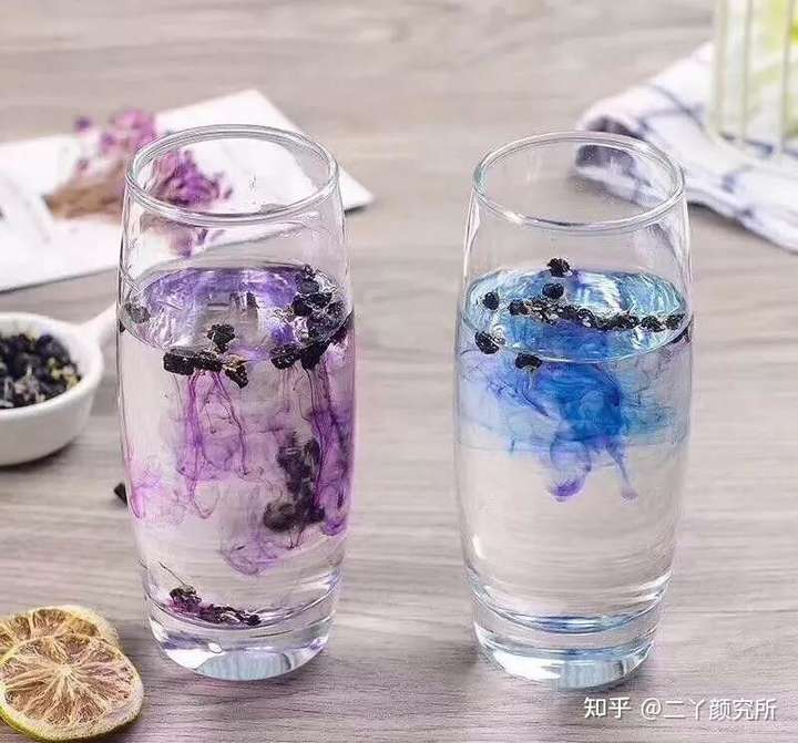 黑枸杞泡水之所以会变颜色,是因为黑枸杞中的 花青素溶解在水中的
