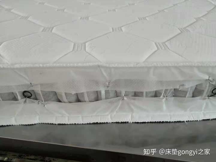 两千如果选工厂买那就是一张中高配的床垫了,包括分区袋装,黄麻混合