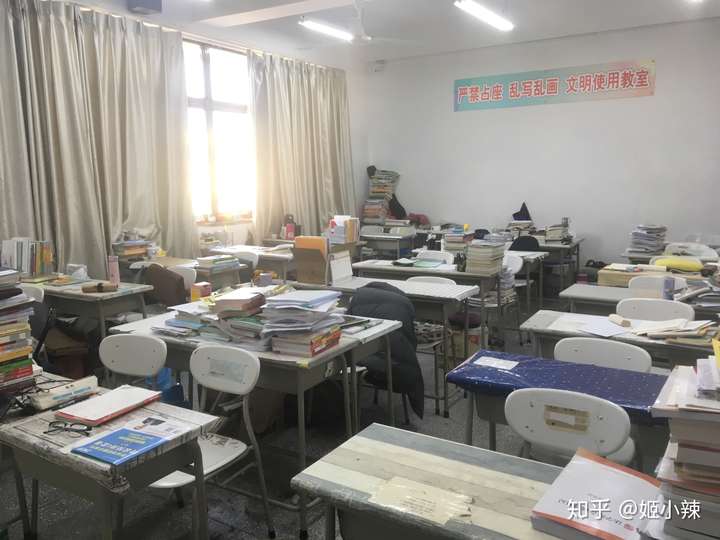 我们有教室备考是非常幸运的一件事,因为好多好多人只能在走廊!