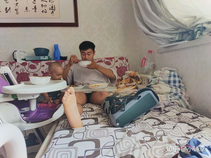 小脚趾骨折打了石膏能不能踩着石膏走路?